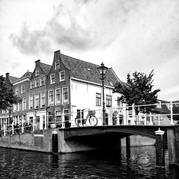 Leiden, stad van de grachten, bruggetjes en hofjes